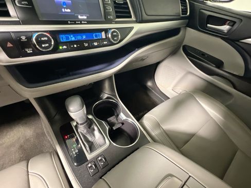 Used 2019 Toyota Highlander XLE FWD image 25