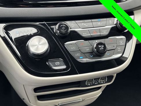 Used 2023 Chrysler Pacifica Touring-L image 18