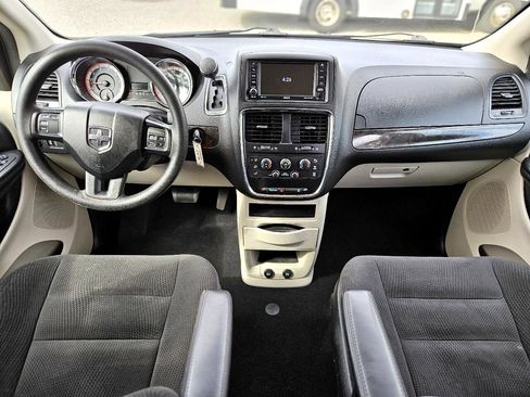 Used 2019 Dodge Grand Caravan SE w/ UConnect Hands-Free Group image 32