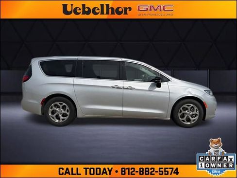 Used 2024 Chrysler Pacifica Limited FWD image 3