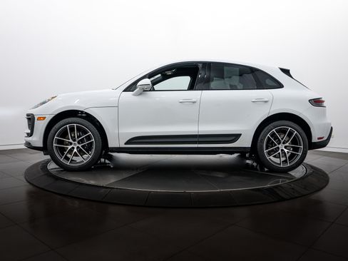 Certified 2025 Porsche Macan image 2