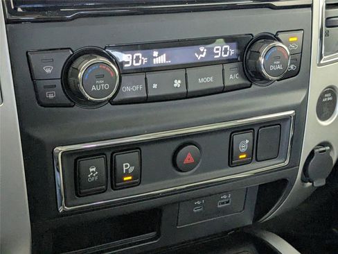 Used 2021 Nissan Titan SV w/ SV Convenience Package image 18