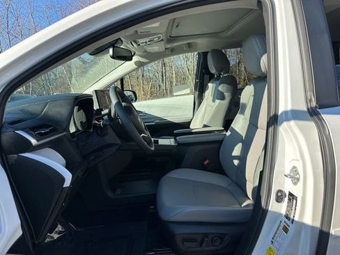 Used 2025 Toyota Sienna XLE image 18