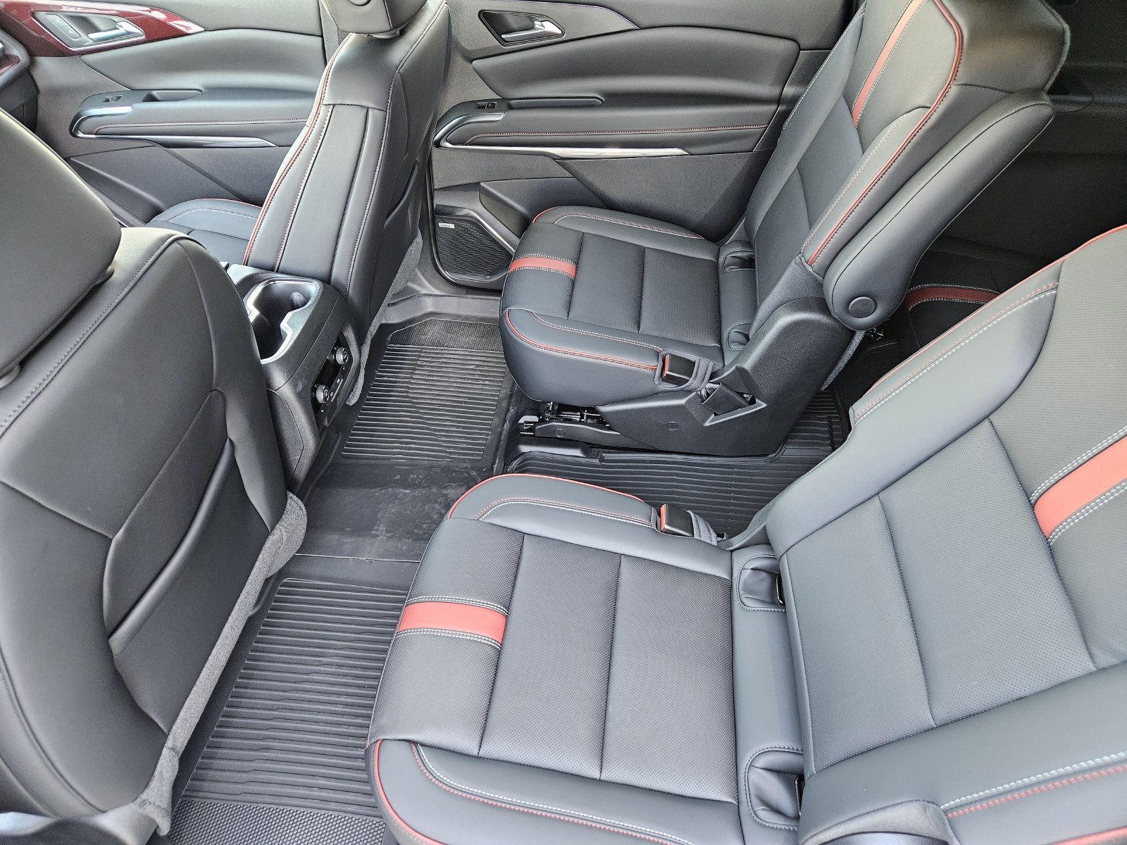 New 2027 Chevrolet Traverse RS w/ LPO, Floor Liner Package FWD image 25