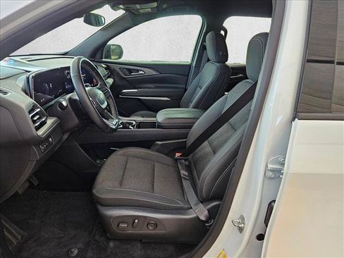 Used 2025 Chevrolet Traverse LT FWD image 14