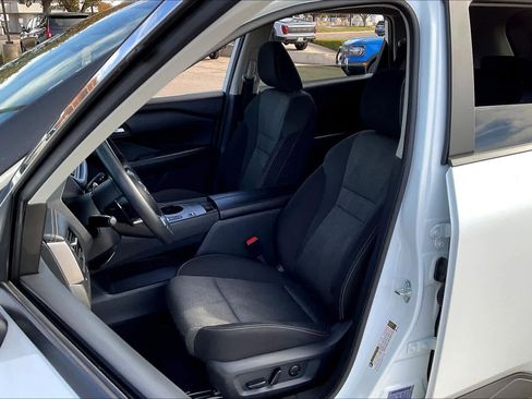 Used 2024 Nissan Rogue SV image 7