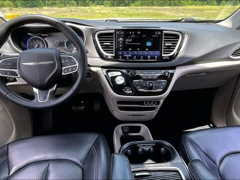 Used 2023 Chrysler Pacifica Touring-L FWD image 7