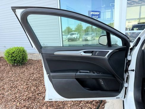 Used 2019 Ford Fusion SE FWD image 11