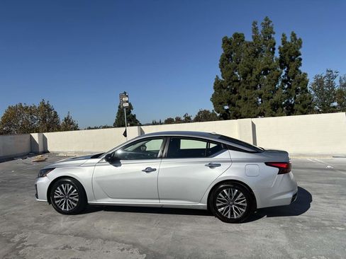 Used 2025 Nissan Altima 2.5 SV image 10