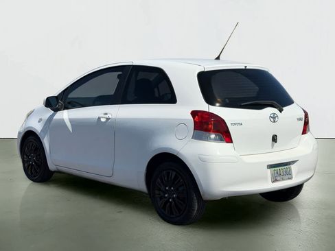 Used 2011 Toyota Yaris 2-Door Hatchback w/ Convenience Pkg FWD image 3