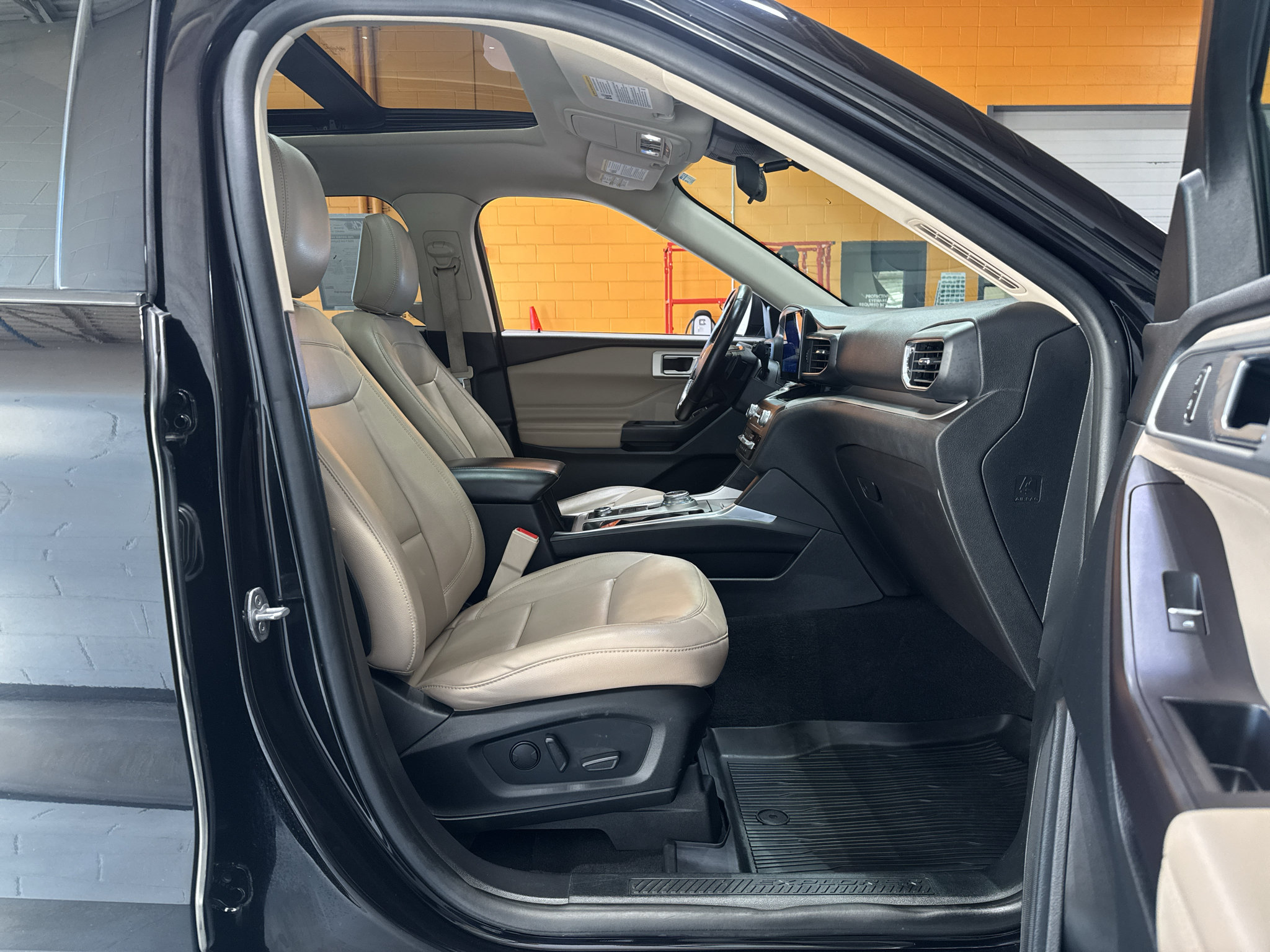 Used 2020 Ford Explorer XLT w/ Equipment Group 202A AWD/4WD image 19