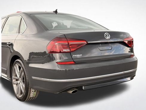 Used 2017 Volkswagen Passat 1.8T R-Line w/ R-Line Lighting Package FWD image 3