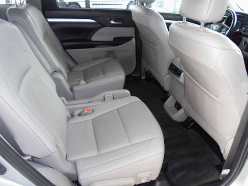 Used 2019 Toyota Highlander XLE FWD image 10