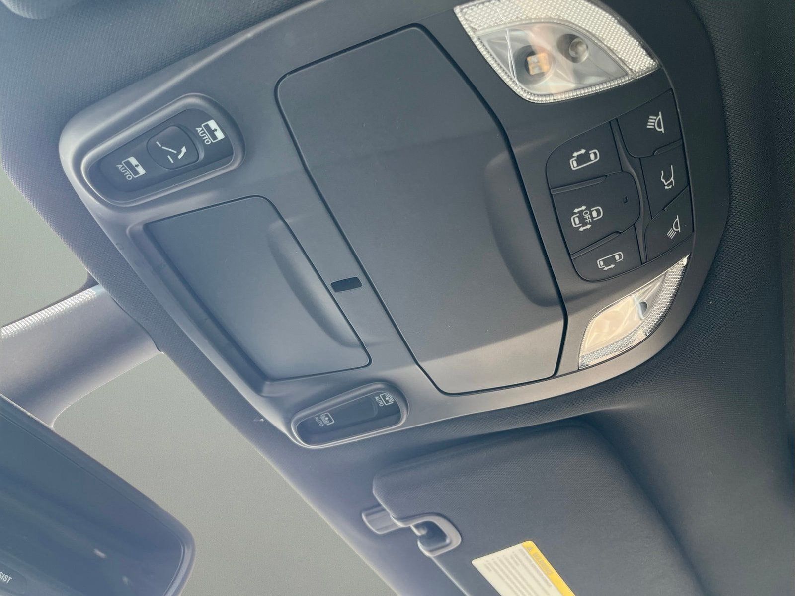 Used 2024 Chrysler Pacifica Limited w/ Uconnect Theater Family Group FWD image 23