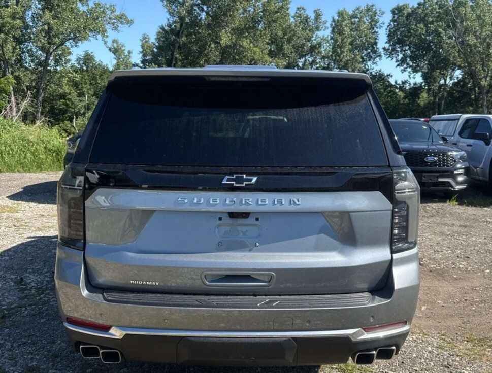 Used 2025 Chevrolet Suburban High Country AWD/4WD image 5