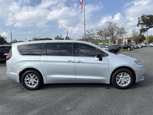 New 2026 Chrysler Pacifica Select image 2