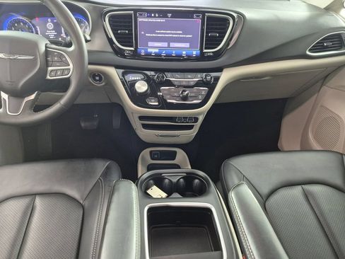 Used 2024 Chrysler Pacifica Touring-L FWD image 24