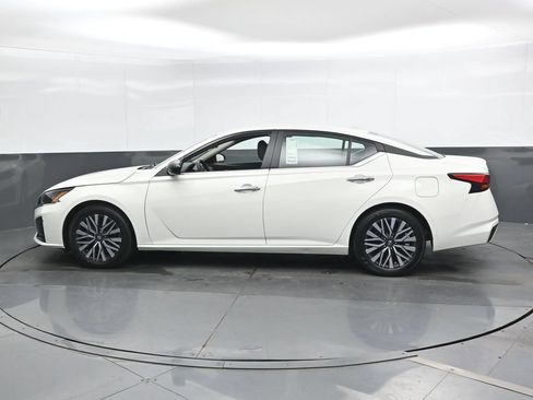 Used 2025 Nissan Altima 2.5 SV FWD image 8