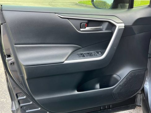 Used 2019 Toyota RAV4 XLE w/ Convenience Package FWD image 14