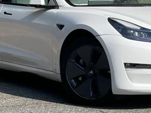 Used 2022 Tesla Model 3 Standard Range image 10