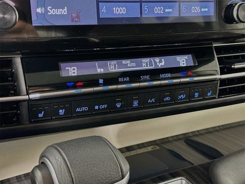 Certified 2024 Toyota Sienna Platinum image 22