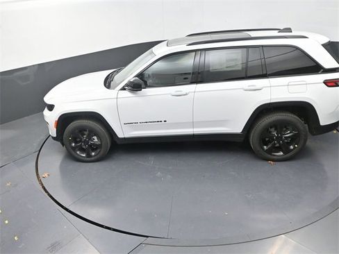 New 2025 Jeep Grand Cherokee Limited image 12