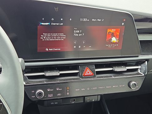 Used 2025 Kia Niro EX image 16