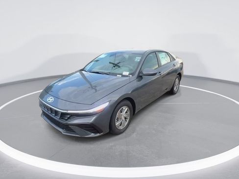 Used 2026 Hyundai Elantra SE FWD image 4