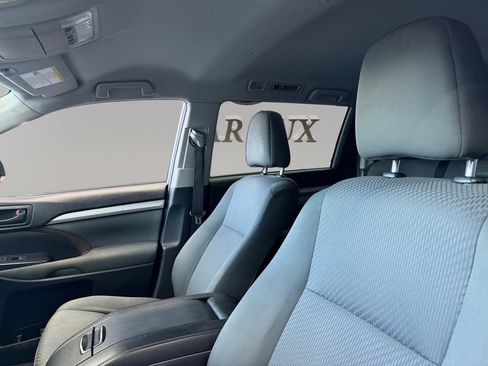 Used 2019 Toyota Highlander LE FWD image 9
