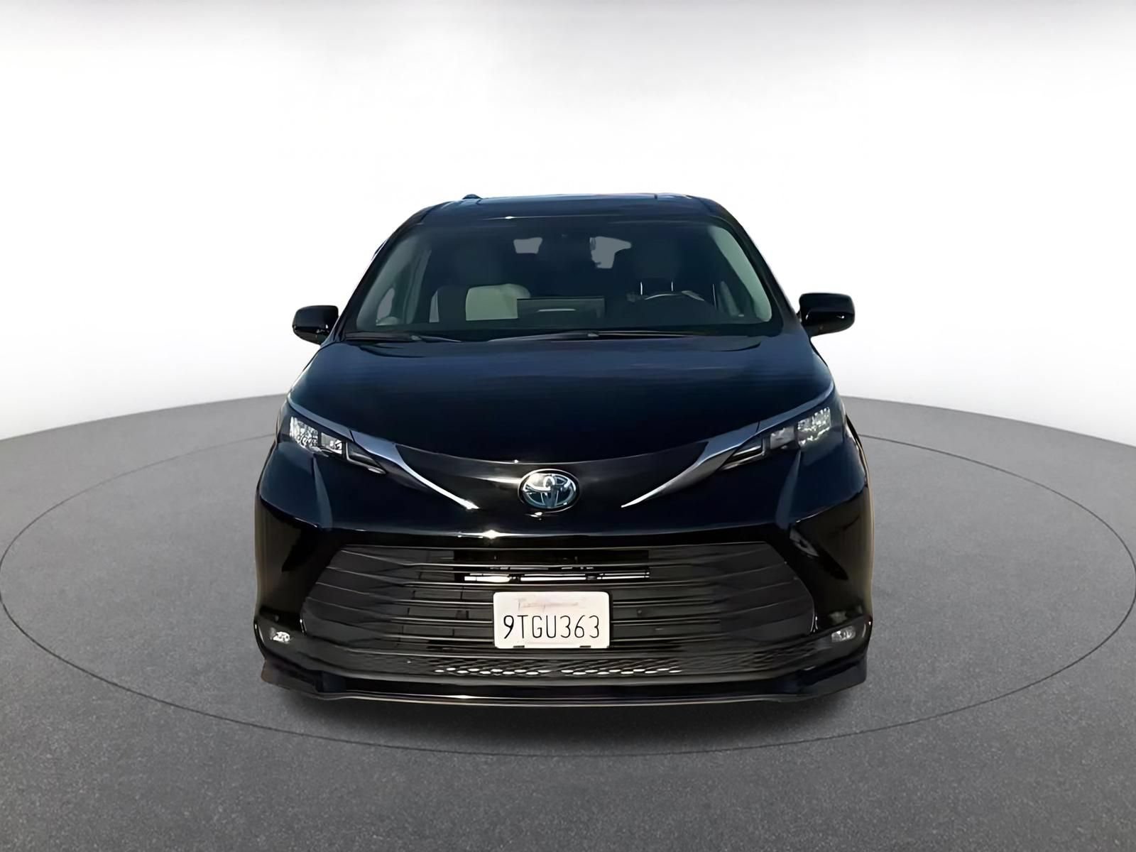 Used 2025 Toyota Sienna XLE FWD image 4