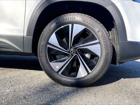 New 2026 Volkswagen Taos SE image 8