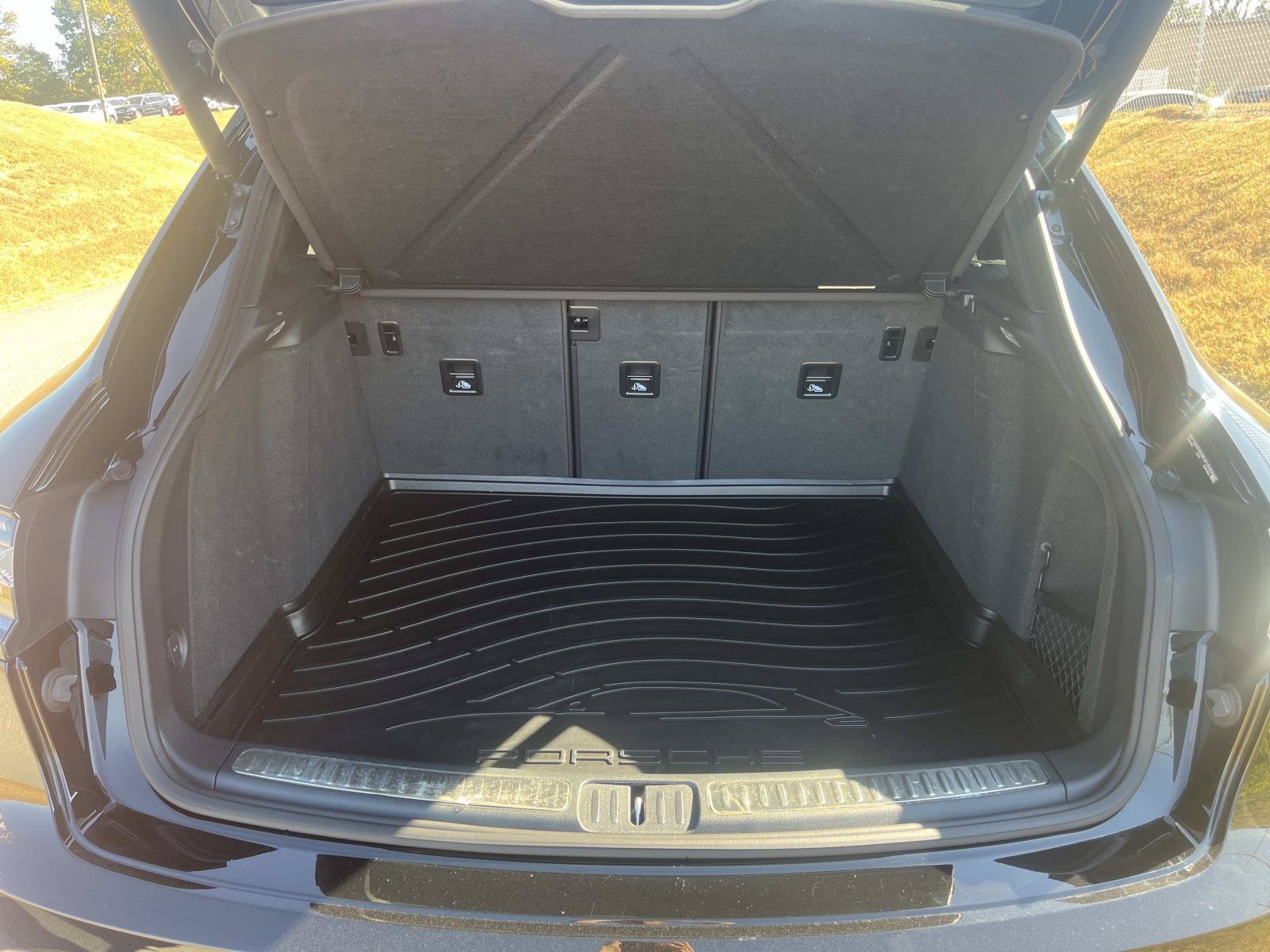 Used 2024 Porsche Macan AWD/4WD image 12