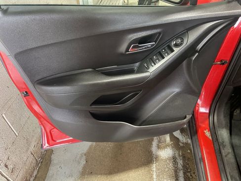 Used 2017 Chevrolet Trax LT w/ LT Convenience Package AWD/4WD image 21