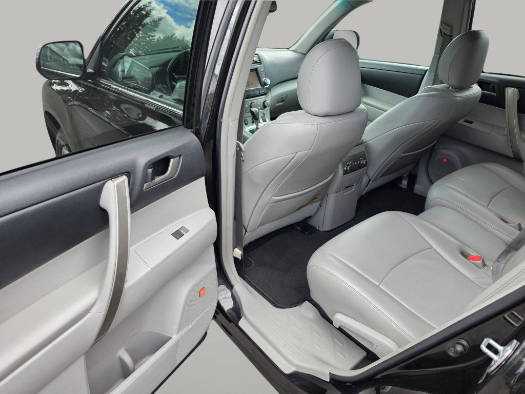Used 2011 Toyota Highlander SE w/ Tow Pkg FWD image 26