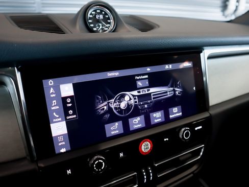 Certified 2026 Porsche Macan AWD/4WD image 21