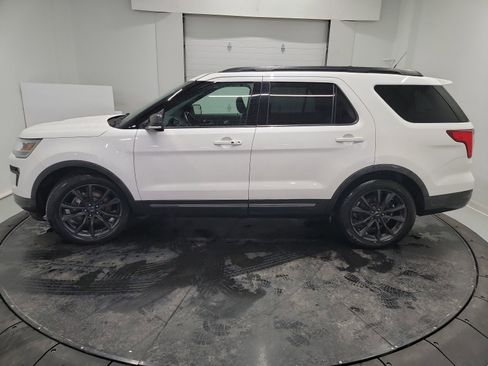 Used 2018 Ford Explorer XLT w/ Equipment Group 202A image 4