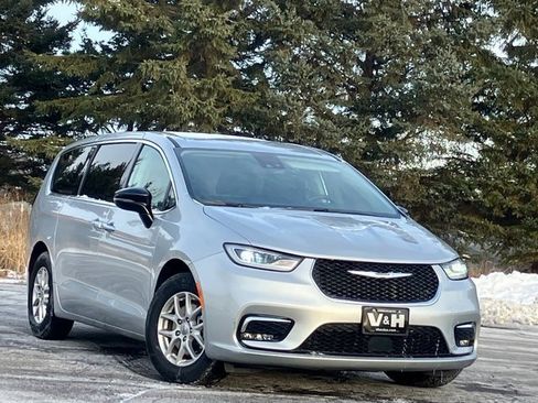 Used 2024 Chrysler Pacifica Touring-L image 27