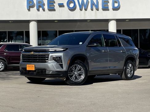 Used 2025 Chevrolet Traverse LT image 1