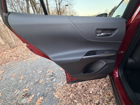 Used 2022 Toyota Venza XLE image 16