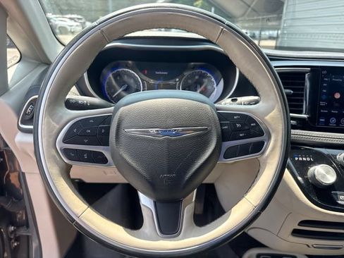 Used 2020 Chrysler Pacifica Limited FWD image 20