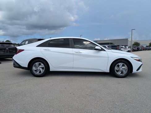 Used 2025 Hyundai Elantra SE FWD image 4