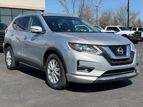 Used 2017 Nissan Rogue SV image 2