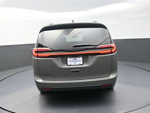 Used 2023 Chrysler Pacifica Touring-L w/ S Appearance Package FWD image 9