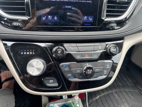 Used 2017 Chrysler Pacifica Limited FWD image 10