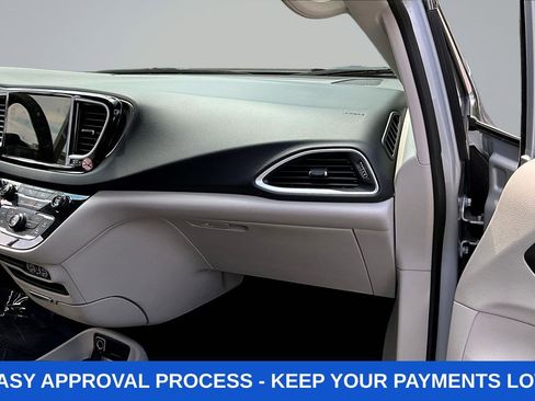 Used 2024 Chrysler Pacifica Touring-L FWD image 27