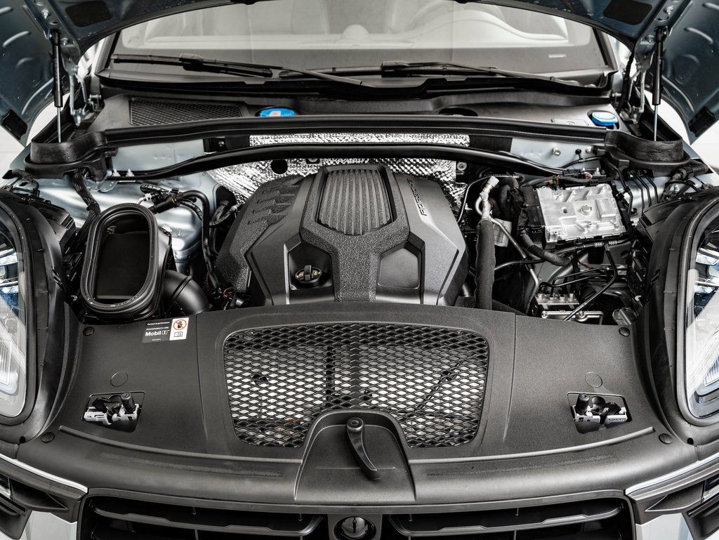 Certified 2025 Porsche Macan AWD/4WD image 46