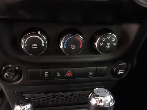 Used 2018 Jeep Wrangler Unlimited Sahara image 31