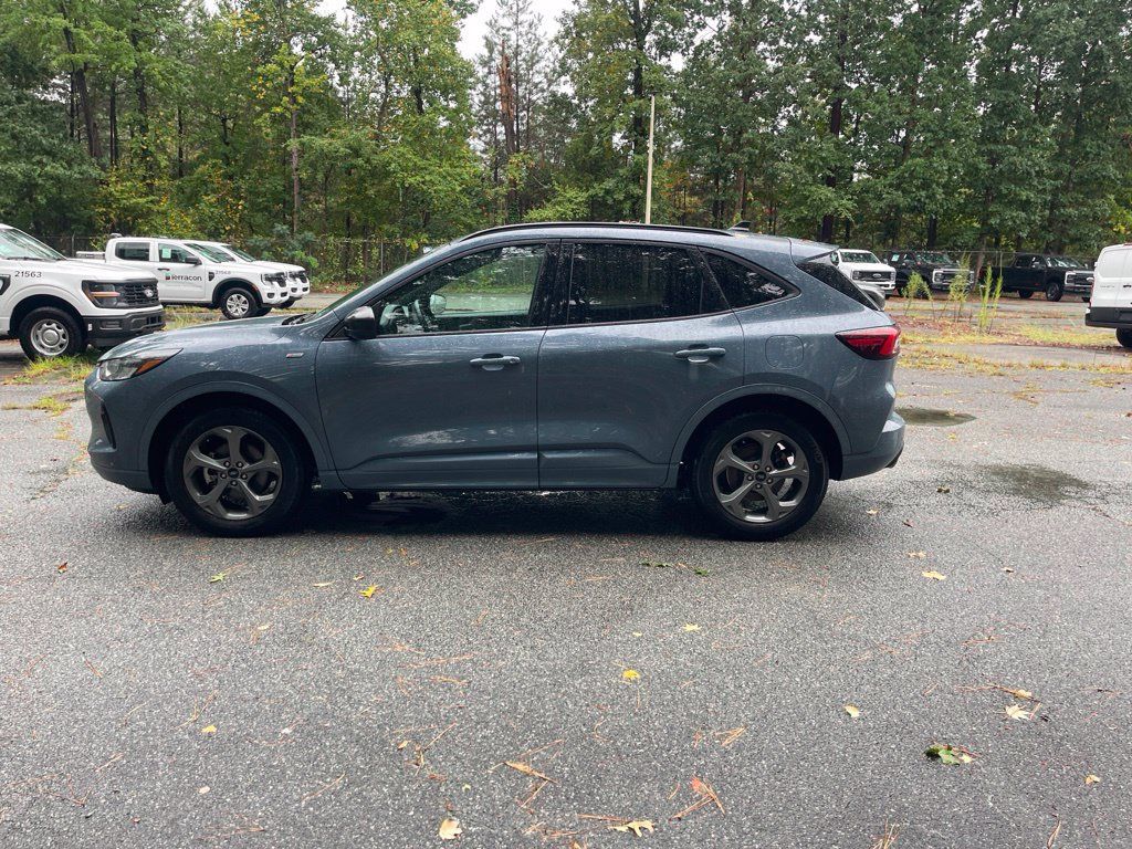 Used 2024 Ford Escape ST-Line w/ Tech Pack #1 FWD image 2