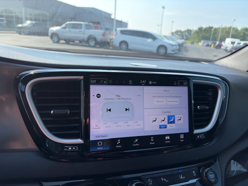 Certified 2025 Chrysler Pacifica Select FWD image 37