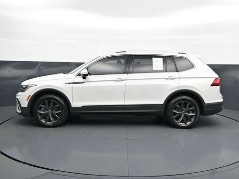 Used 2023 Volkswagen Tiguan SE w/ Panoramic Sunroof Package FWD image 4